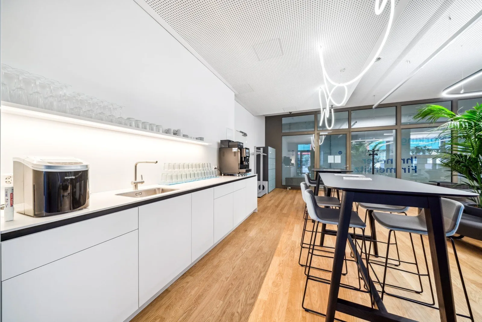 Elron Club, Kitchen, Lucerne