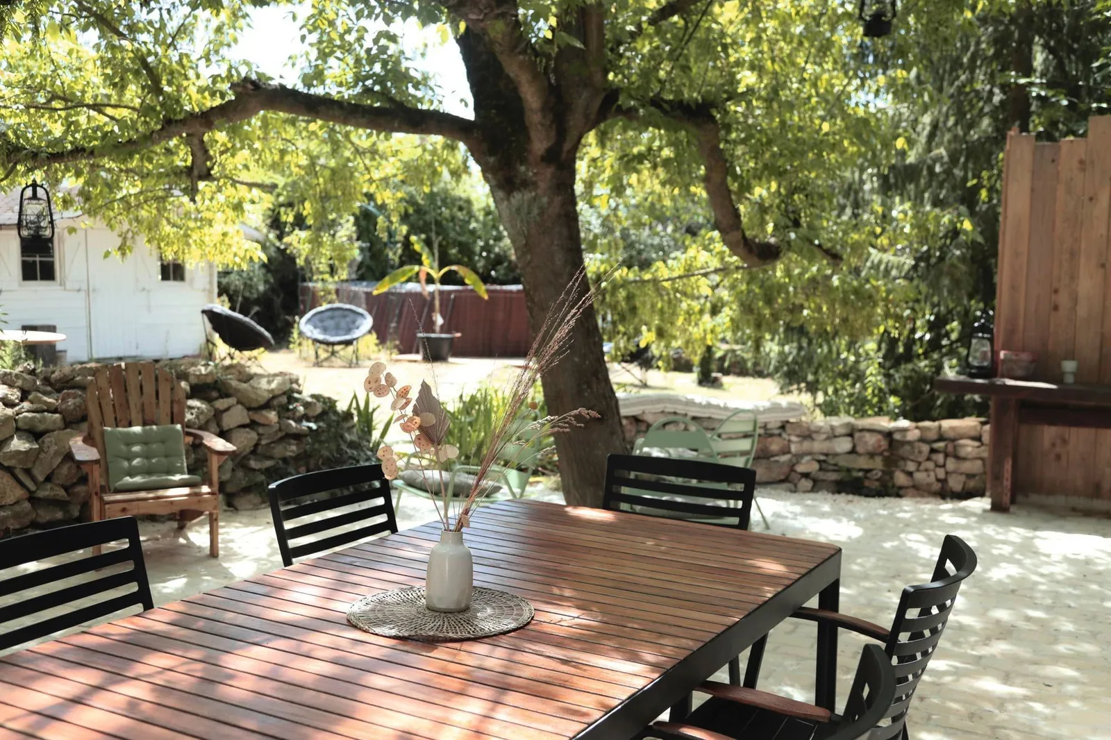 À la fraiche, Terrasse und Außenbereich, Auteuil le Roi