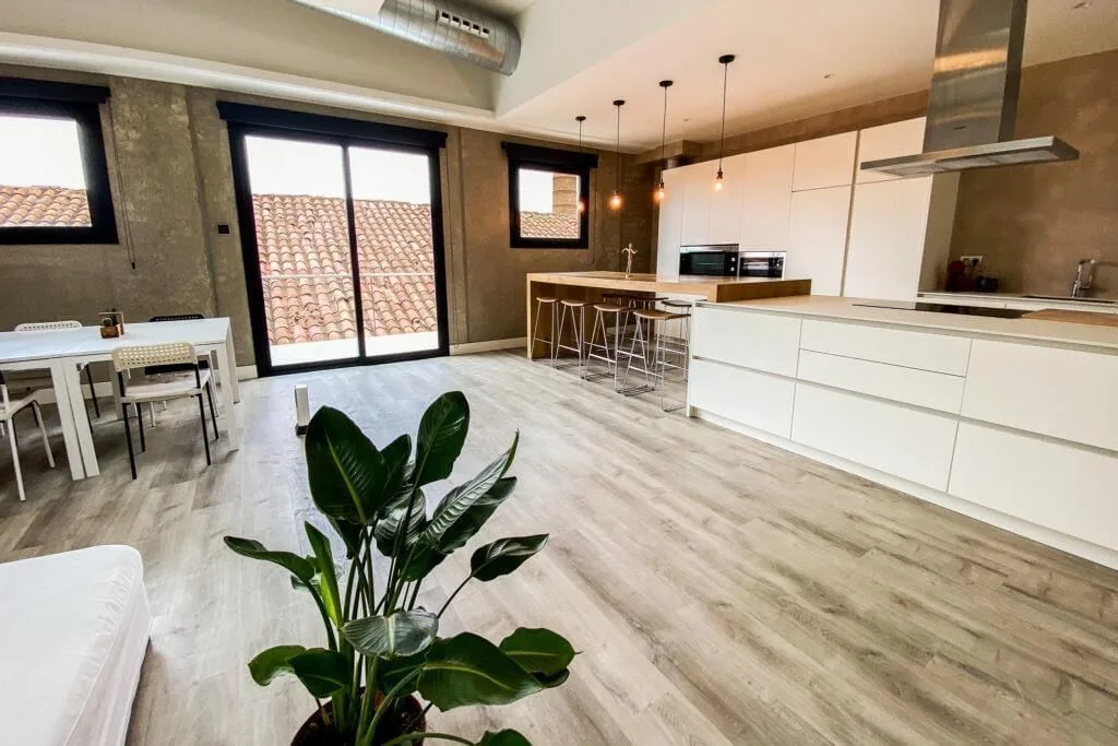 The Hall, Kitchen, Terrassa