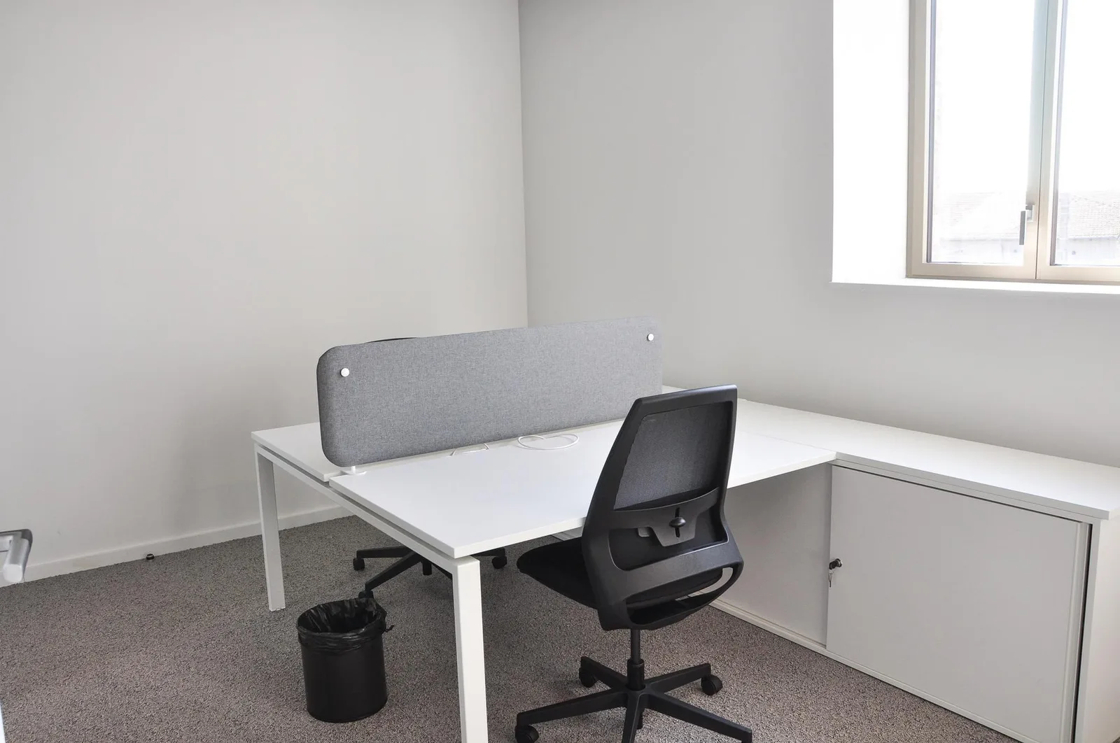 Hélice Galerie, Privatbüro mit 2 Arbeitsplätzen, Flin