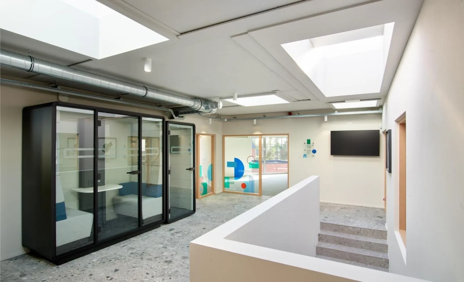 Le HUB Business Center, Phone booth, Tinlot
