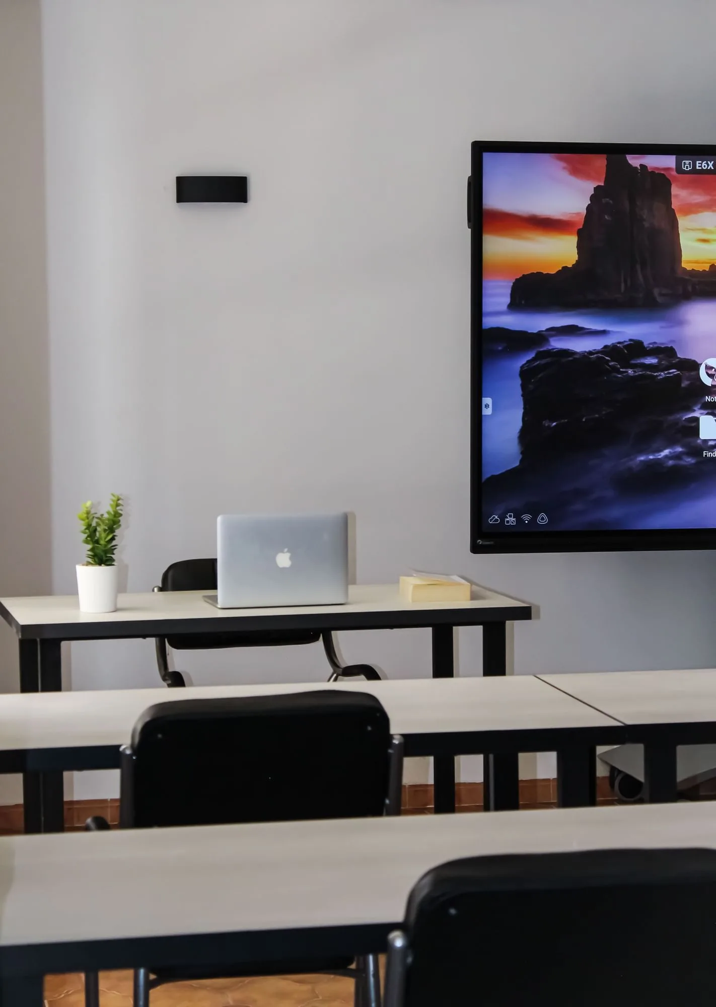Ikosim Tech Hub, Salle de formation 3 personnes, Dély Ibrahim