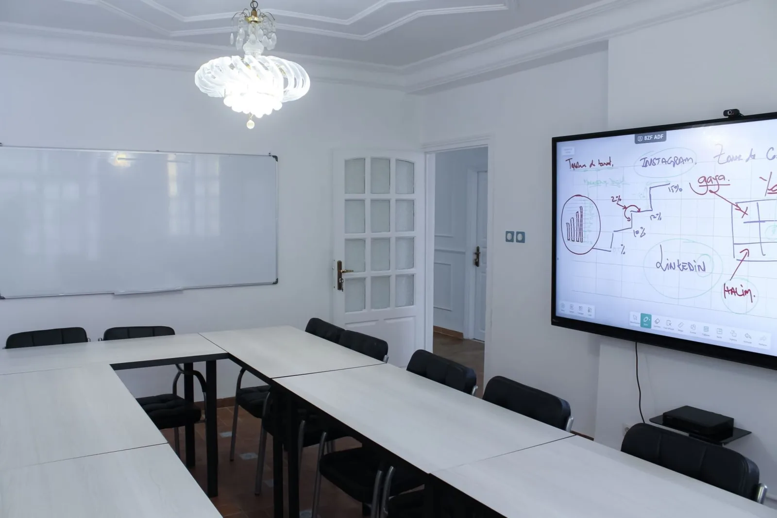 Ikosim Tech Hub, Salle de réunion 10 personnes, Dély Ibrahim