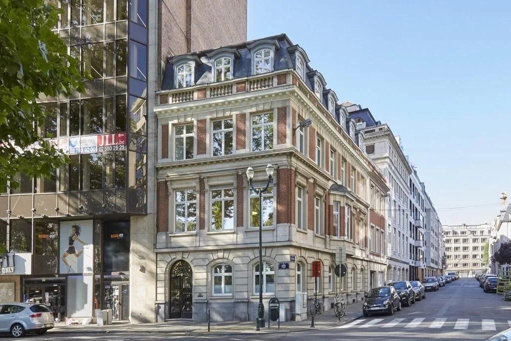 Interoffices Louise, Gevel van het gebouw, Brussel