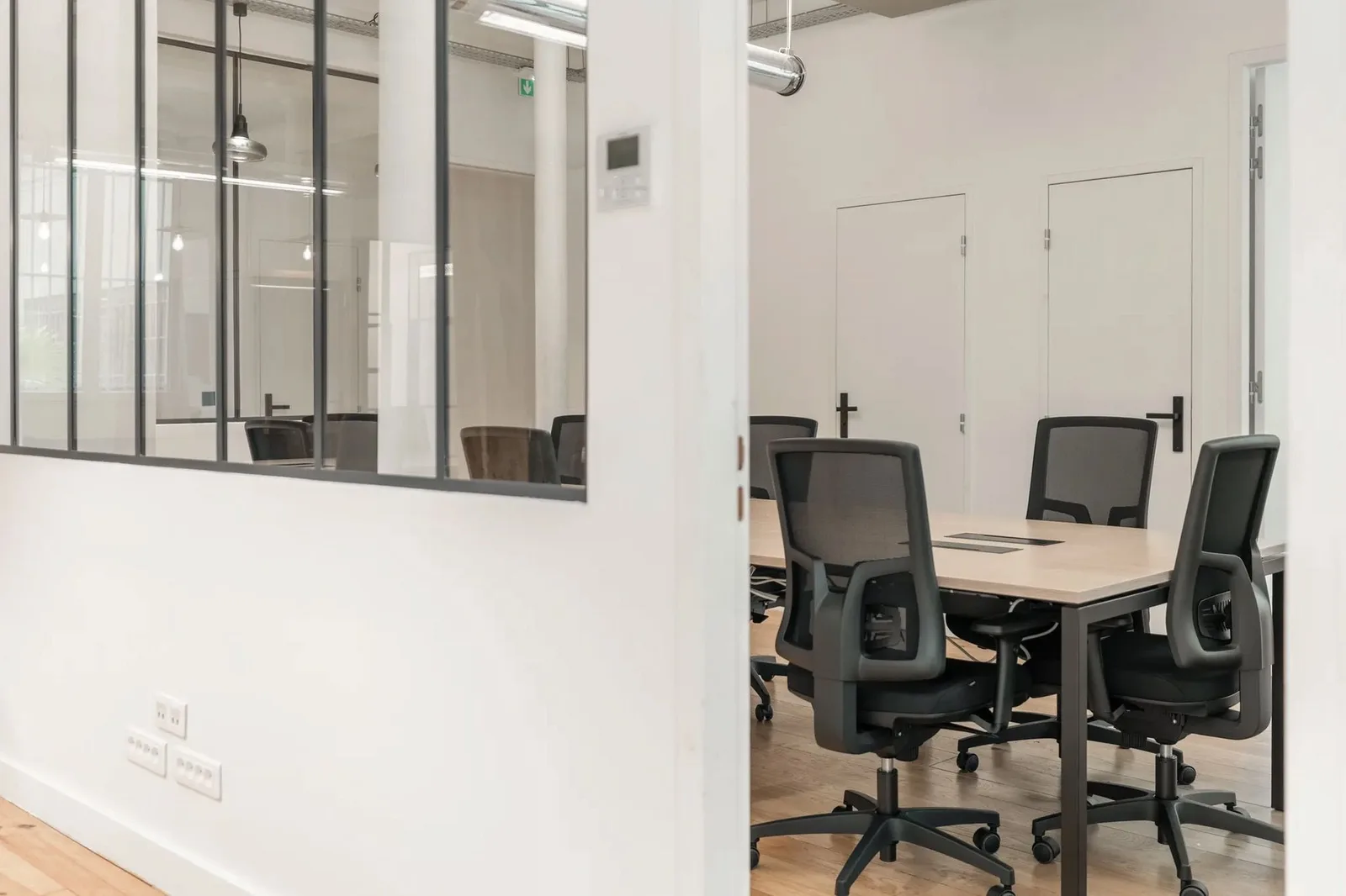 Joro Paradis - 32 postes, Meeting room for 6 people, Paris 10e
