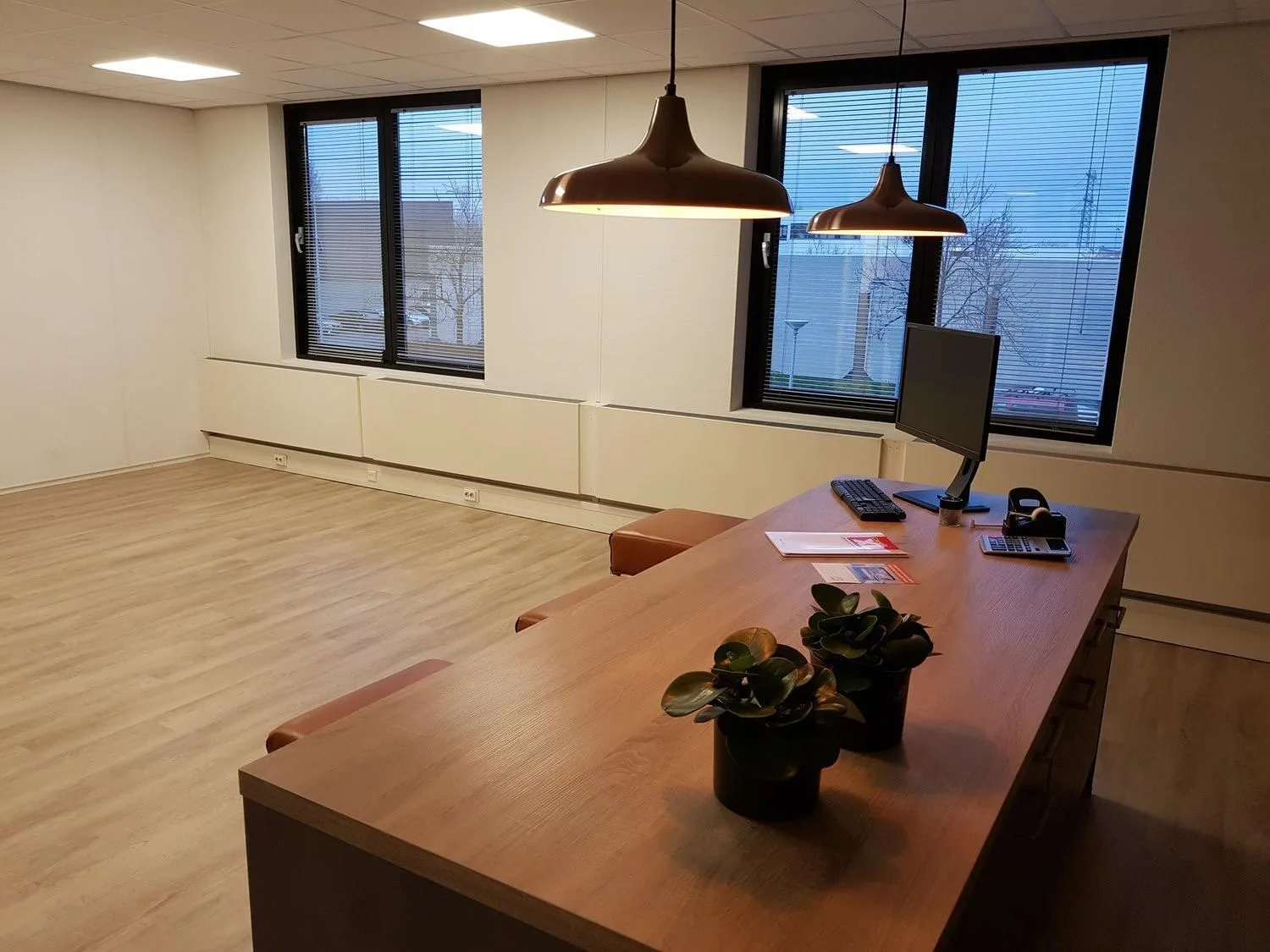 Kantoortehuur010 Mirror Essebaan, Private office, 2 desks, Capelle aan den IJssel