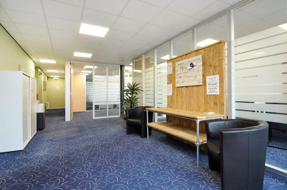 De kantoortuin, Espace commun, De Lier
