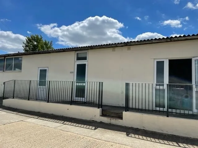 Knights Farm, Building facade, Rushden