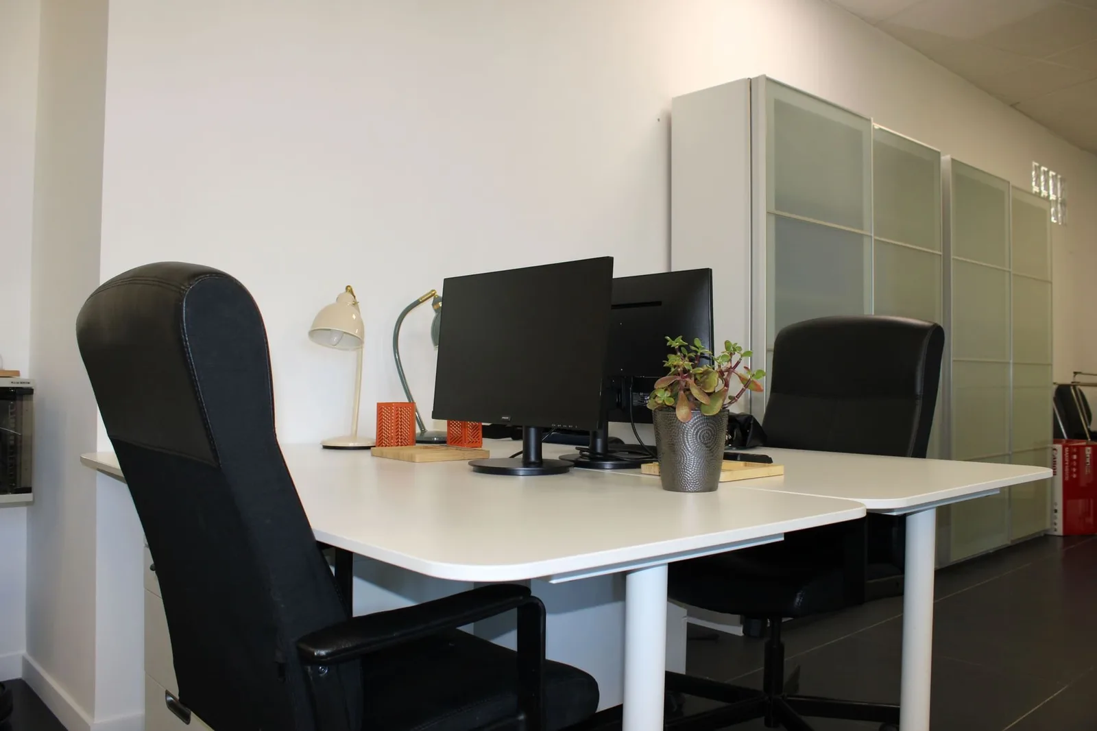 Korner Grasse, Private office, 2 desks, Grasse
