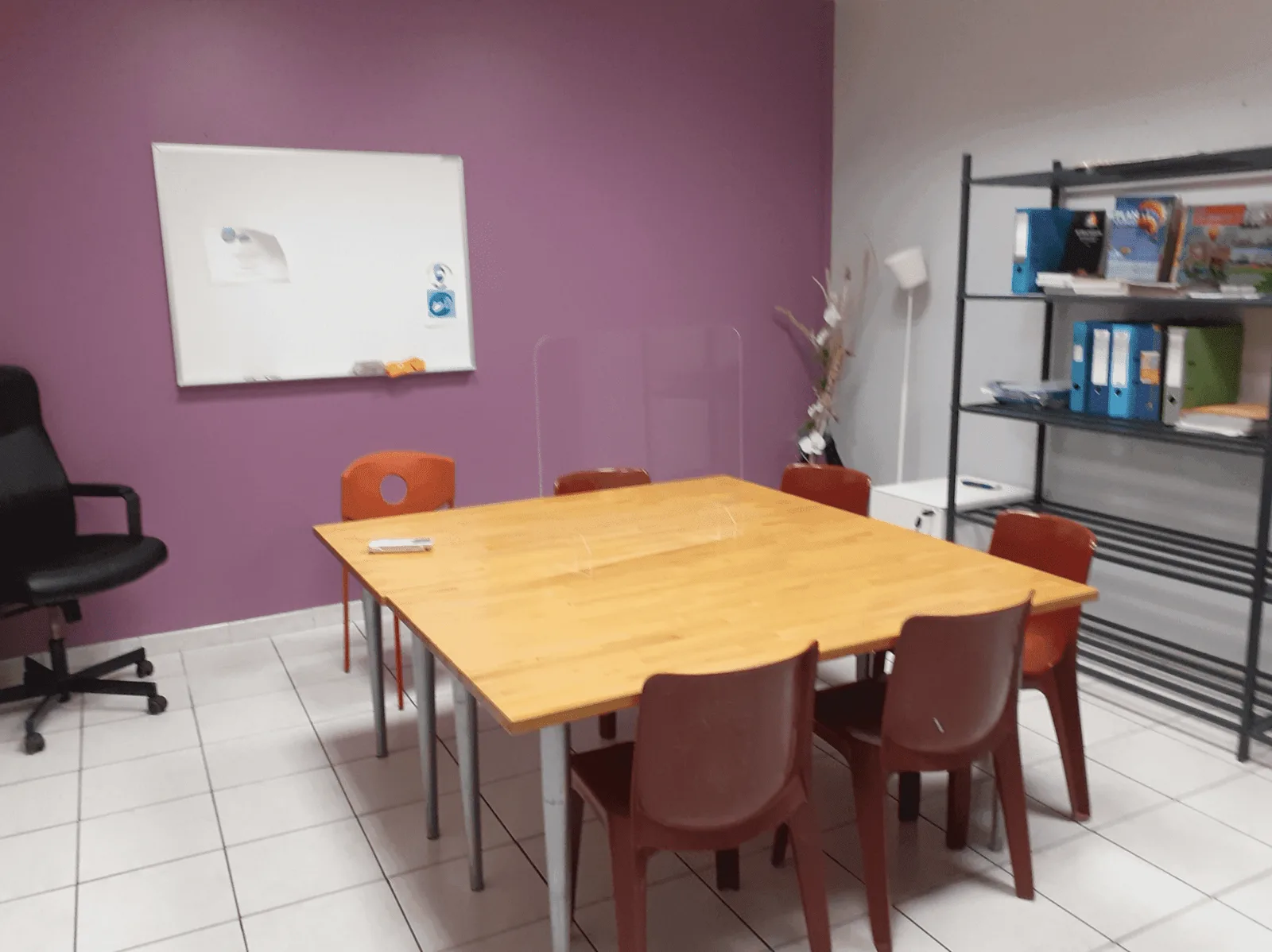 Locaux Motiv, Salle de réunion 6 personnes, Miramas