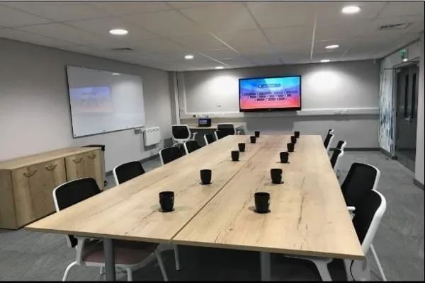 Louis Pearlman Centre, Salle de réunion 14 personnes, Hull