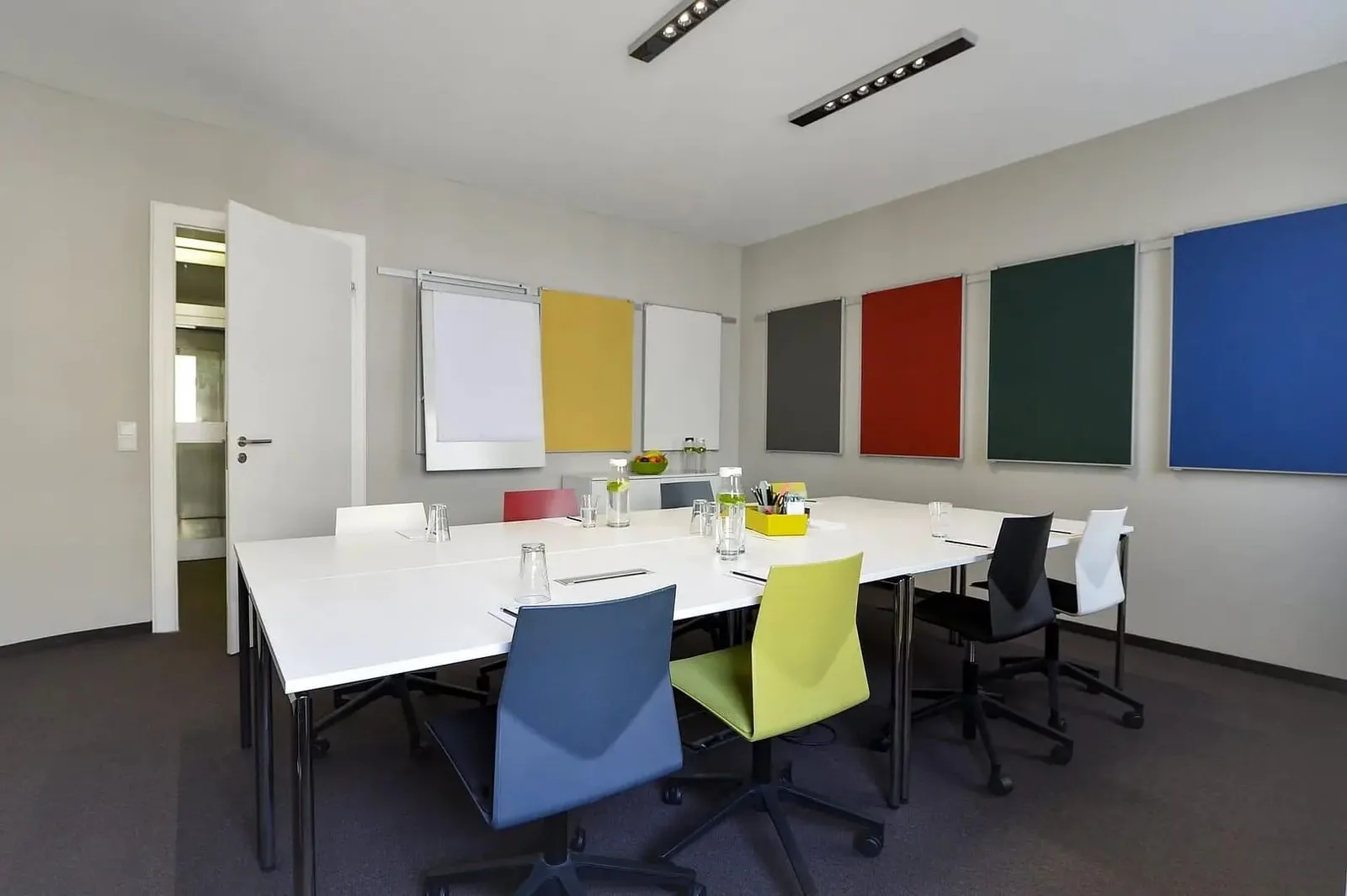MEET/N/WORK Frankfurt, Besprechungsraum für 8 Personen, Frankfurt am Main