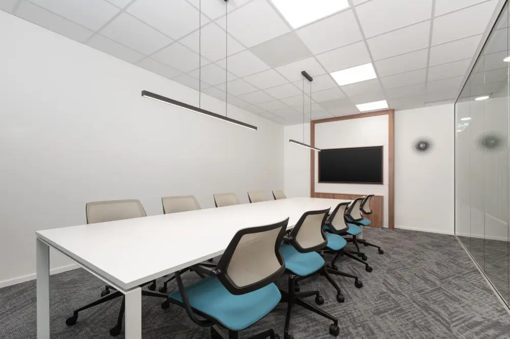 Regus AB, Calgary - Westmount, Meeting room Beaver, Calgary, AB