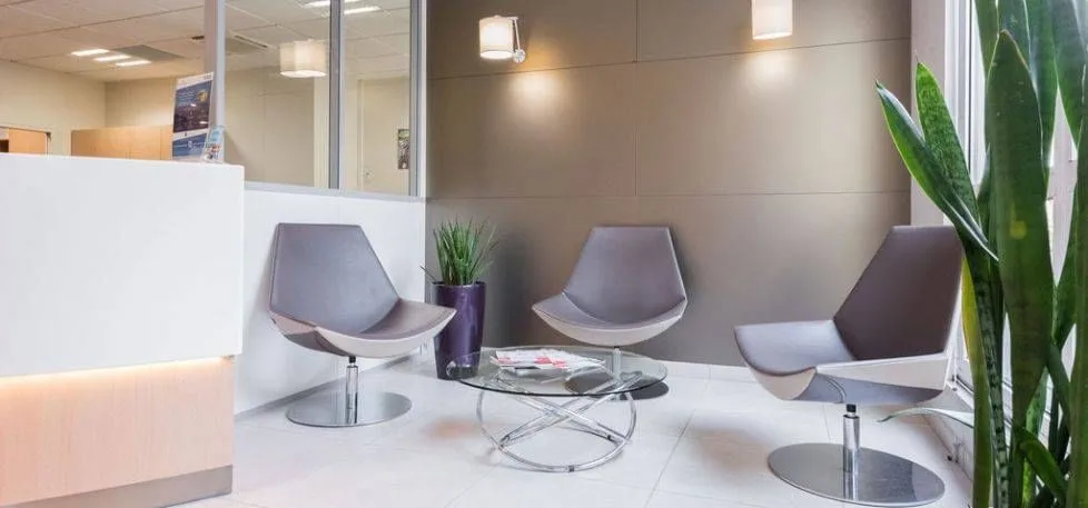 Mitwit Neuilly-sur-seine, Reception, Neuilly-sur-Seine