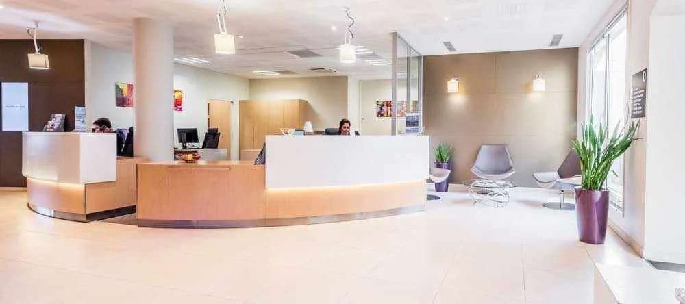 Mitwit Neuilly-sur-seine, Reception, Neuilly-sur-Seine