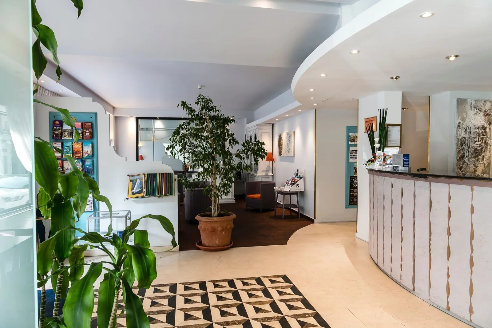 myWO Juan les Pins, Reception, Antibes