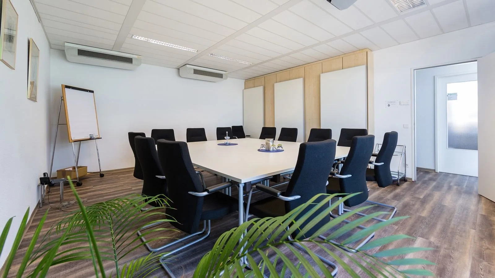 NB Business Center Rüsselsheim, Besprechungsraum für 12 Personen, Rüsselsheim am Main