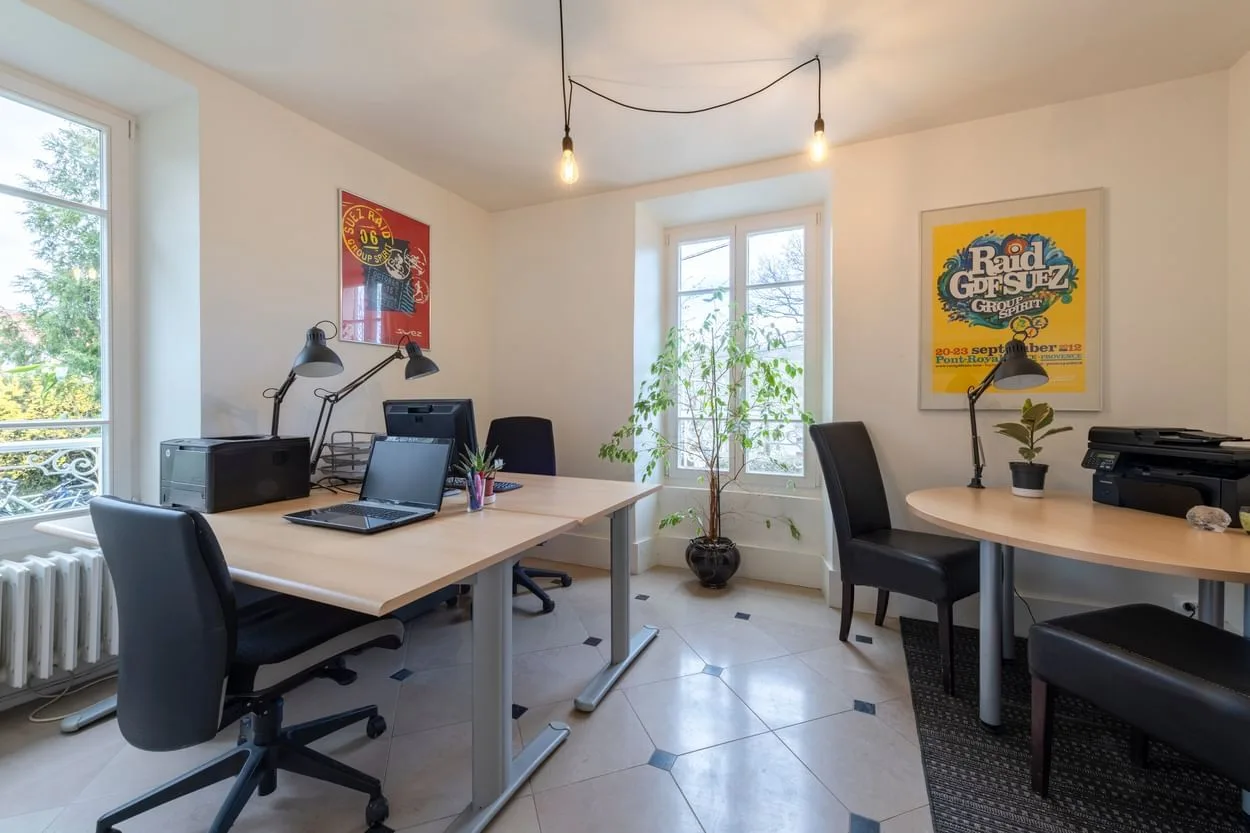 Nim's Le lieu, Private office, 3 desks, Gif sur Yvette