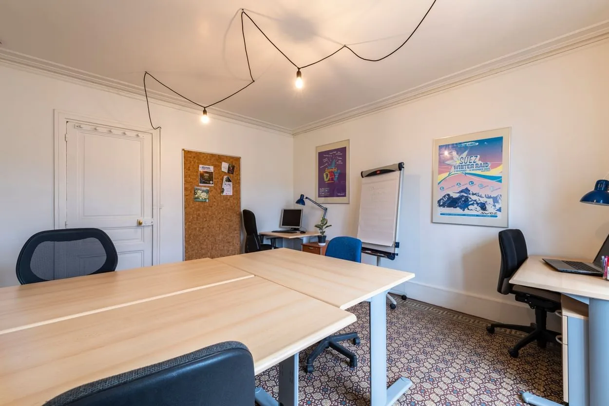 Nim's Le lieu, Private office, 5 desks, Gif sur Yvette