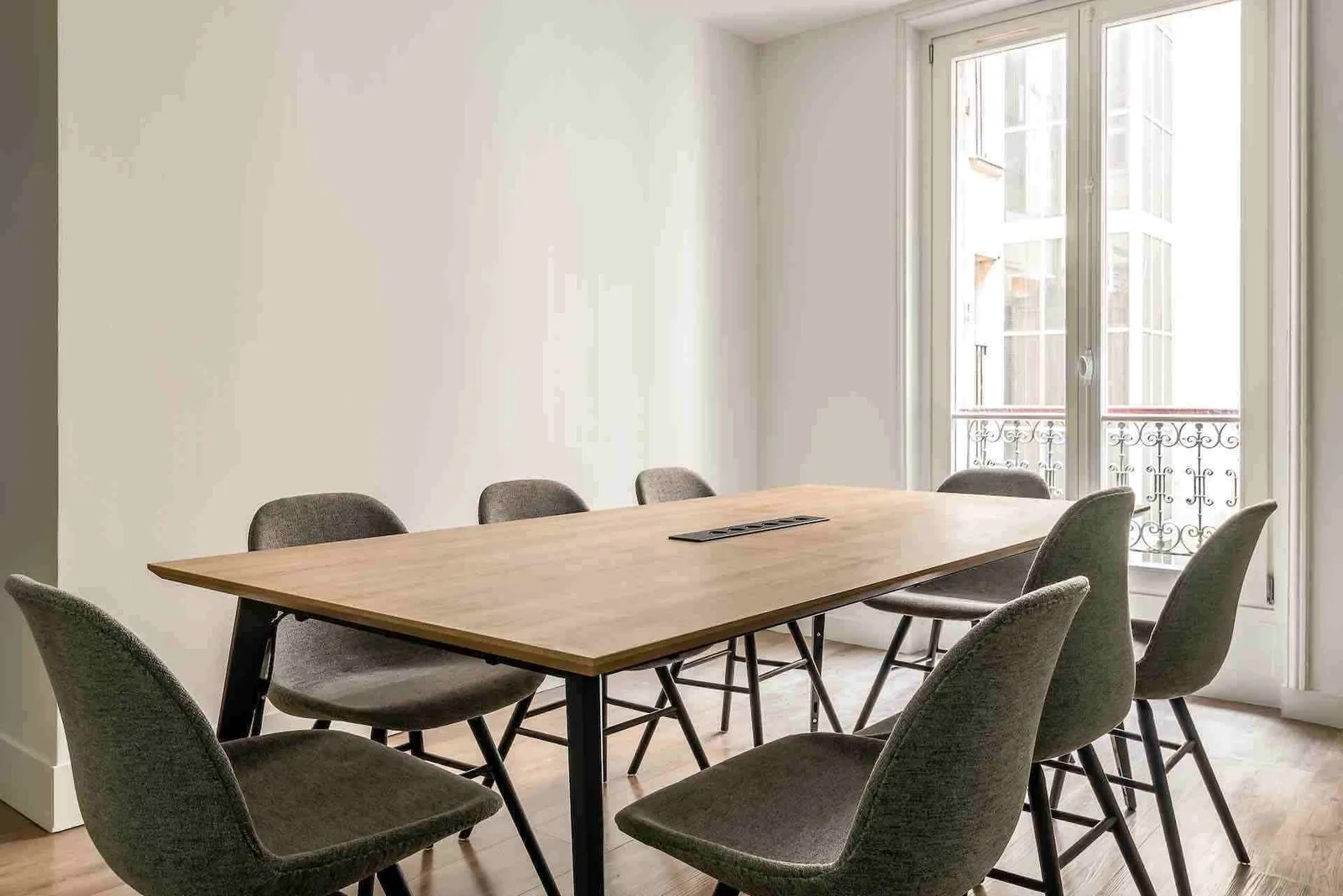 Les Nouveaux Bureaux Belzunce, Salle de réunion 8 personnes, Paris 10e