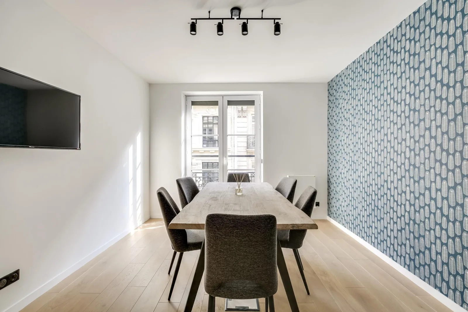 Les Nouveaux Bureaux Uzes, Meeting room for 8 people, Paris 2e