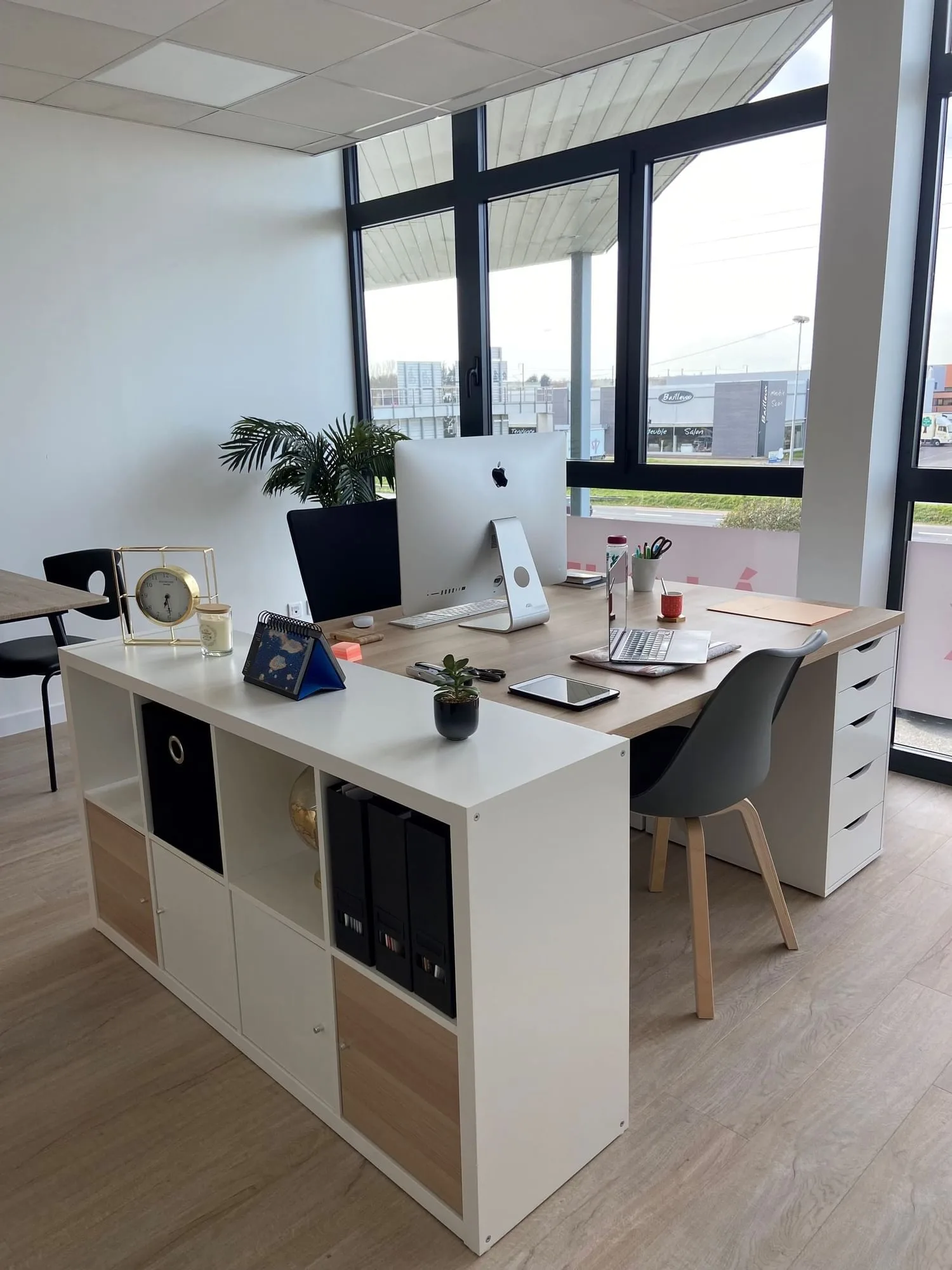 Pentone, Privatbüro mit 2 Arbeitsplätzen, Mondeville