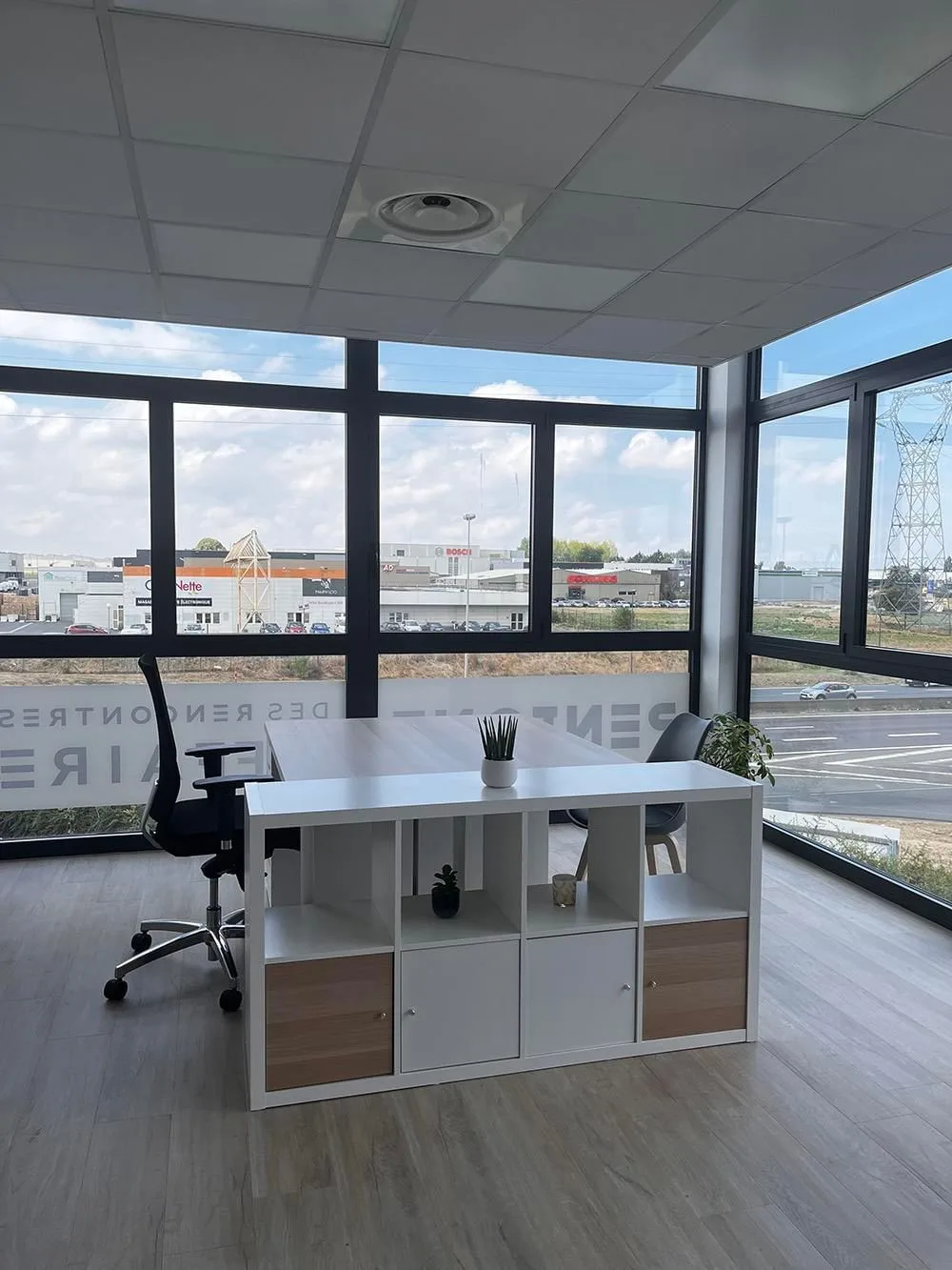 Pentone, Privatbüro mit 2 Arbeitsplätzen, Mondeville