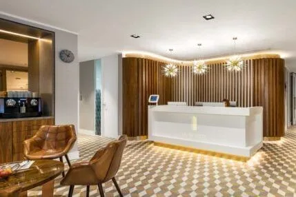 Podium Space - Ealing Cross, Réception, Greenford