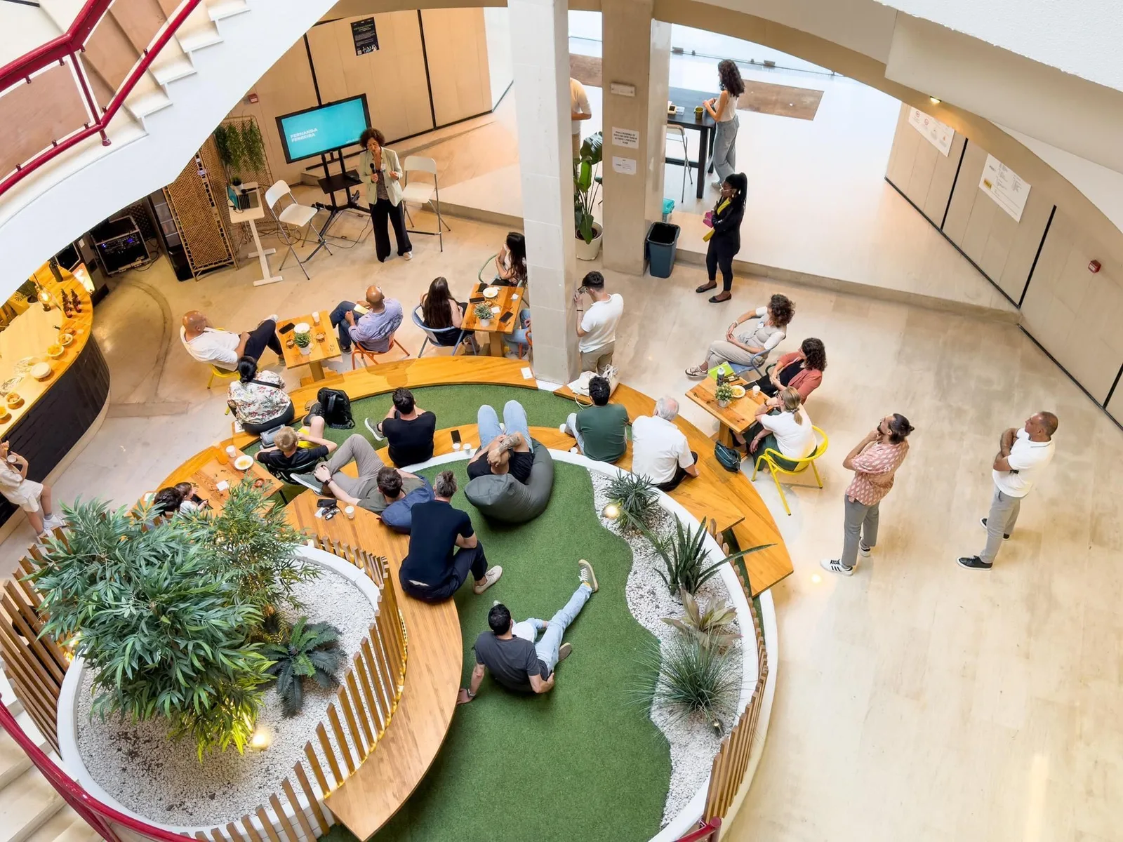 Ponte Hub, Auditório de 25 lugares, Santo António dos Cavaleiros