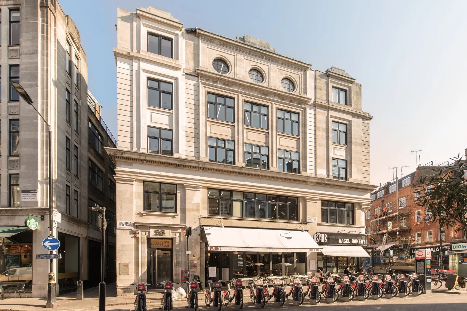 Runway East Wardour Street, Façade, Londres