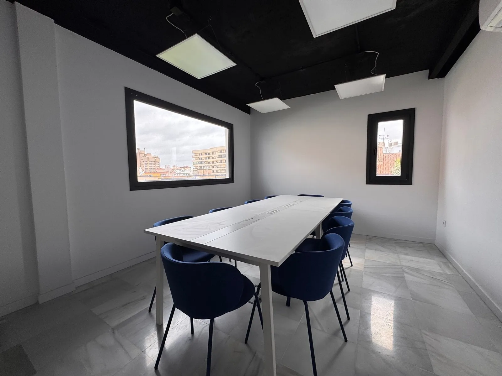 Sala de reuniones - Edificio Zalacaín, Meeting room for 8 people, Fuengirola