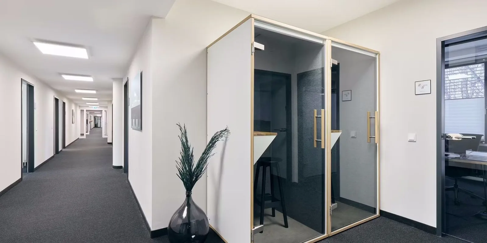 Scaling Spaces - Isartor, Telefonkabine, München