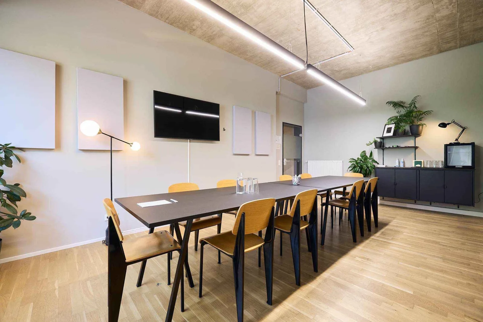 Scaling Spaces - Venloer strasse, Besprechungsraum für 12 Personen, Köln