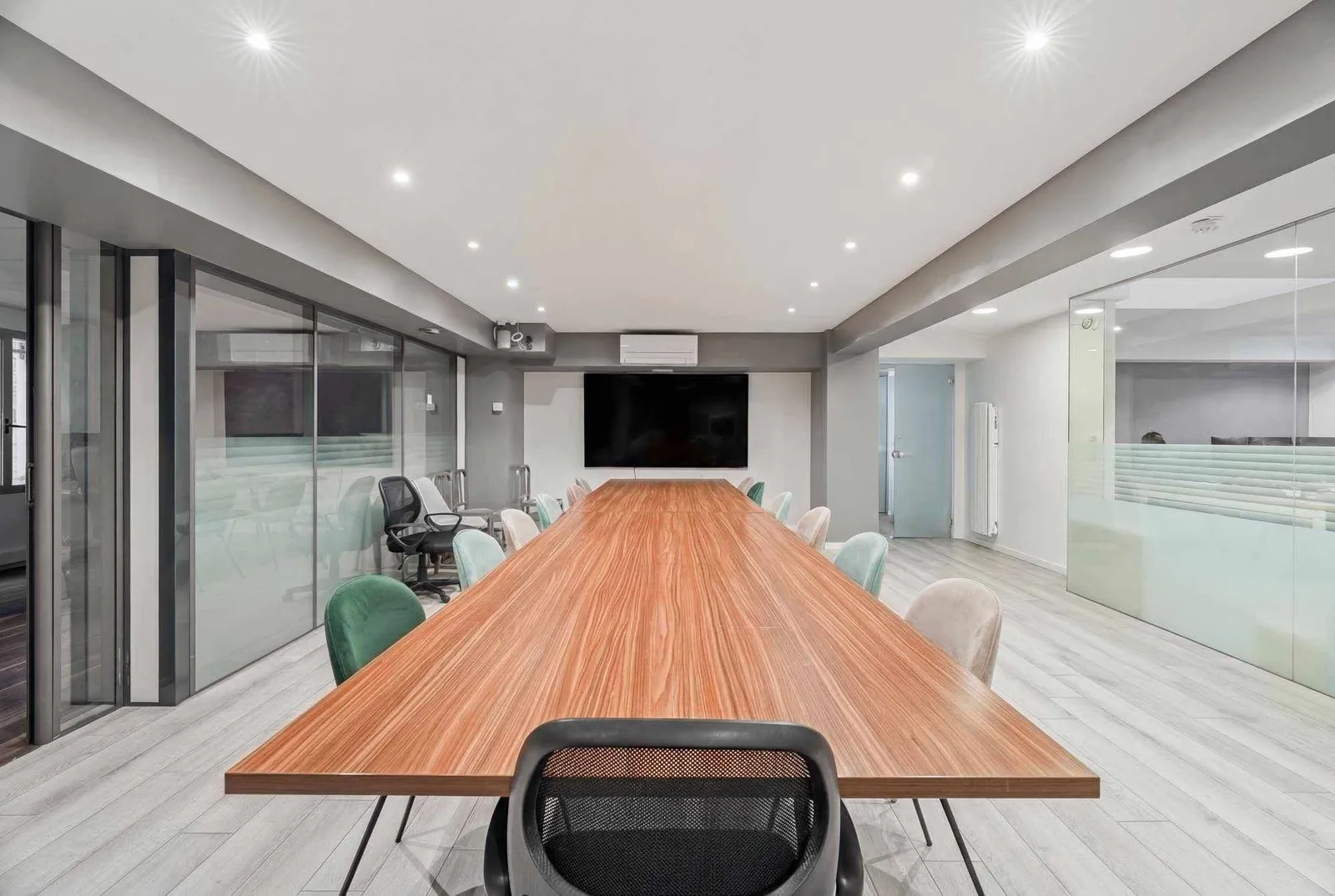 Sora Saint Charles - 10 postes, Meeting room for 13 people, Paris 15e