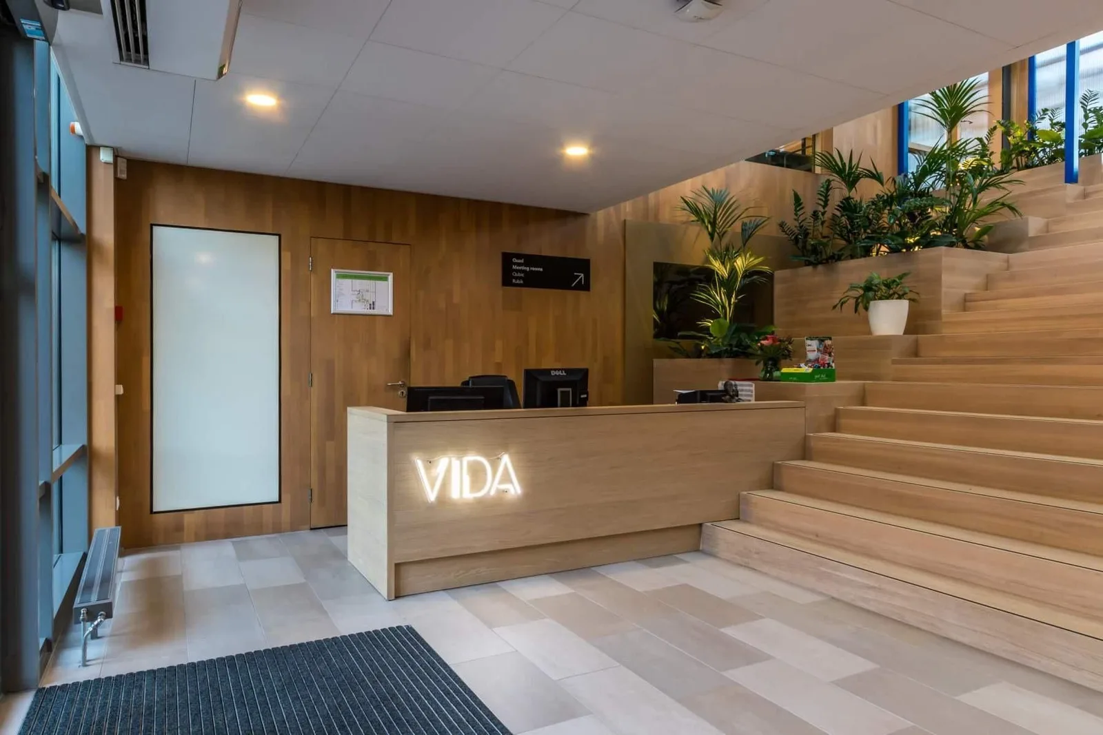 Synderella Amsterdam Sloterdijk, Reception, Amsterdam