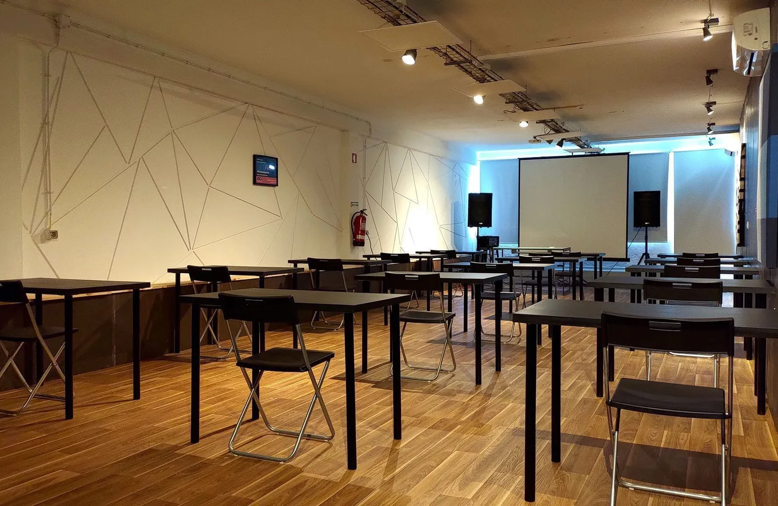 Synergy Coworking, Training room for 16 people, Porto