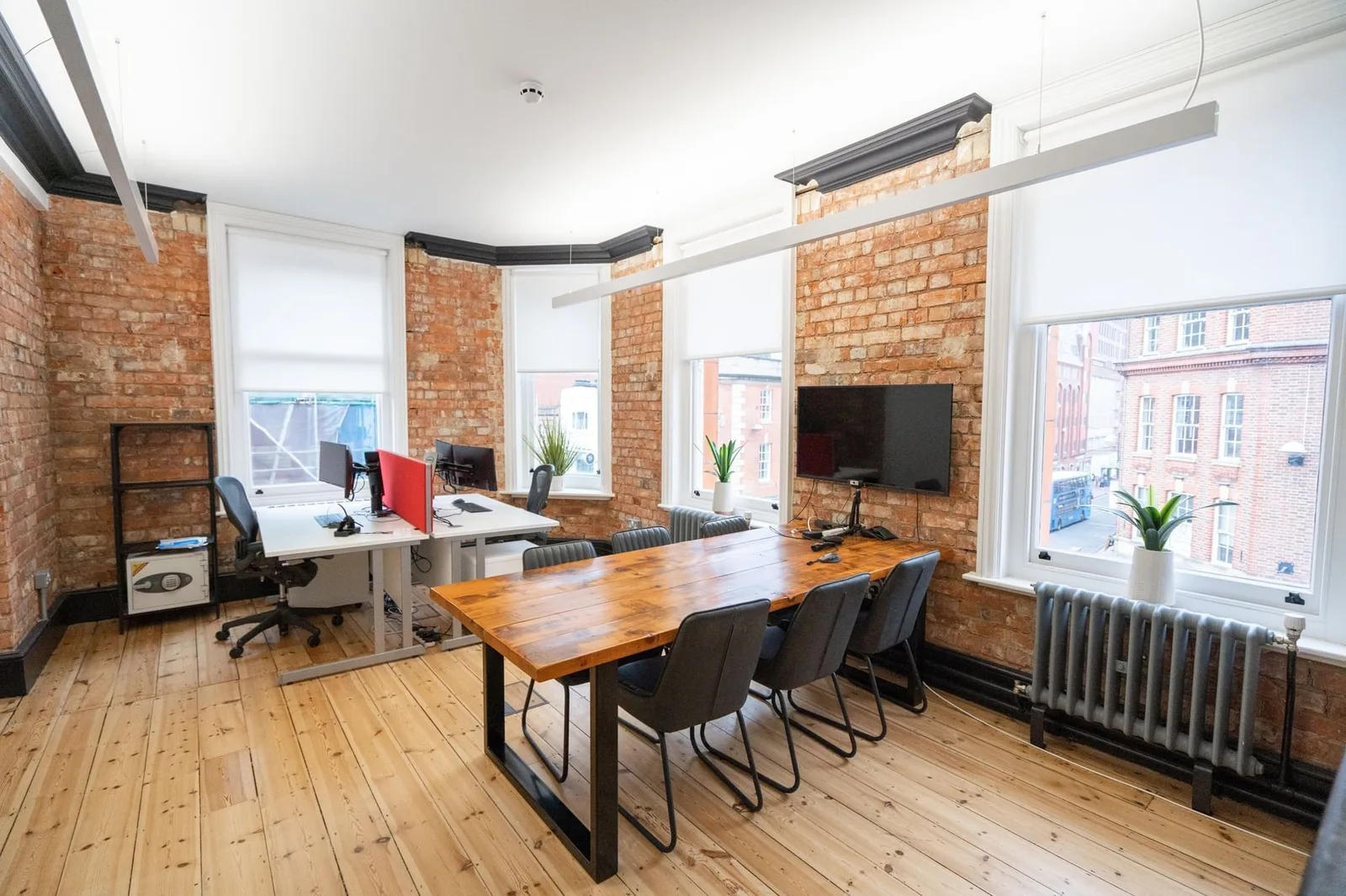 Tcnuk - Dog House, Private office, 3 desks, Reading