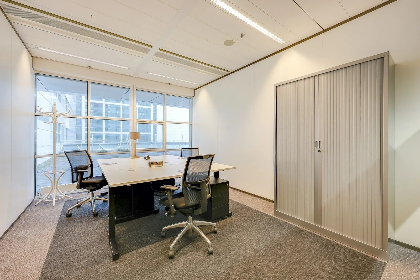 Tribes The Hague Central Station, Privékantoor met 4 werkplekken, Den Haag