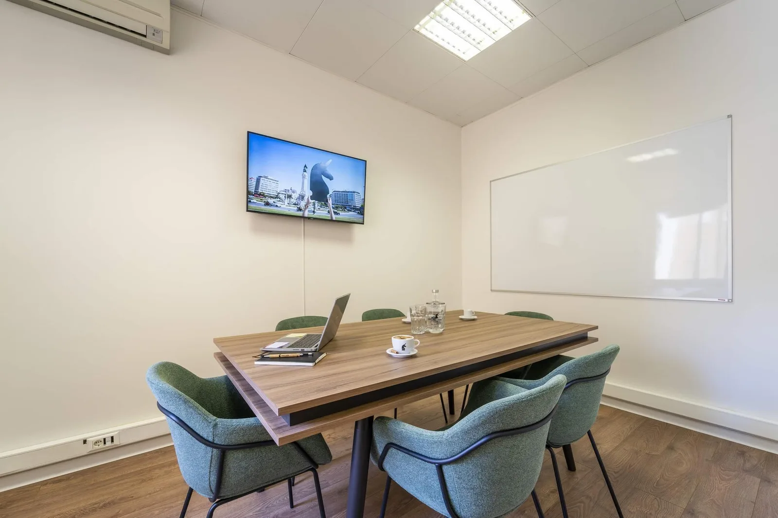 Unicorn Workspaces Novas, Meeting room for 6 people, Lisbon