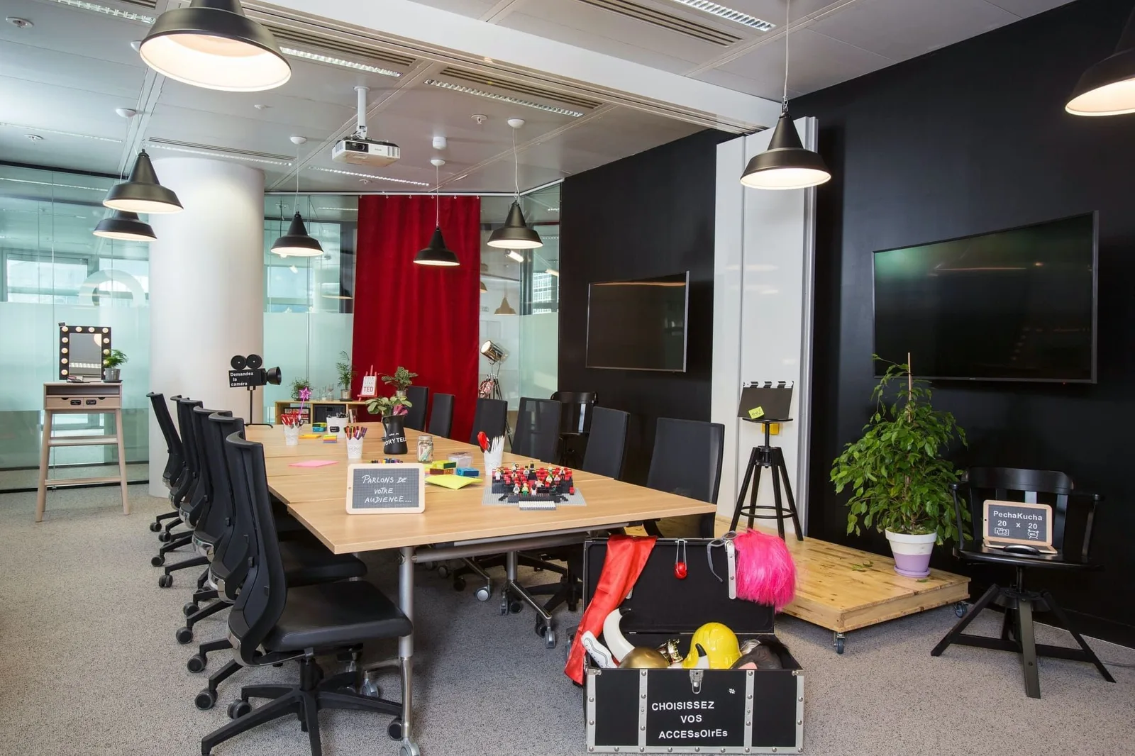 Wojo Coeur Défense, Meeting room for 12 people, Courbevoie