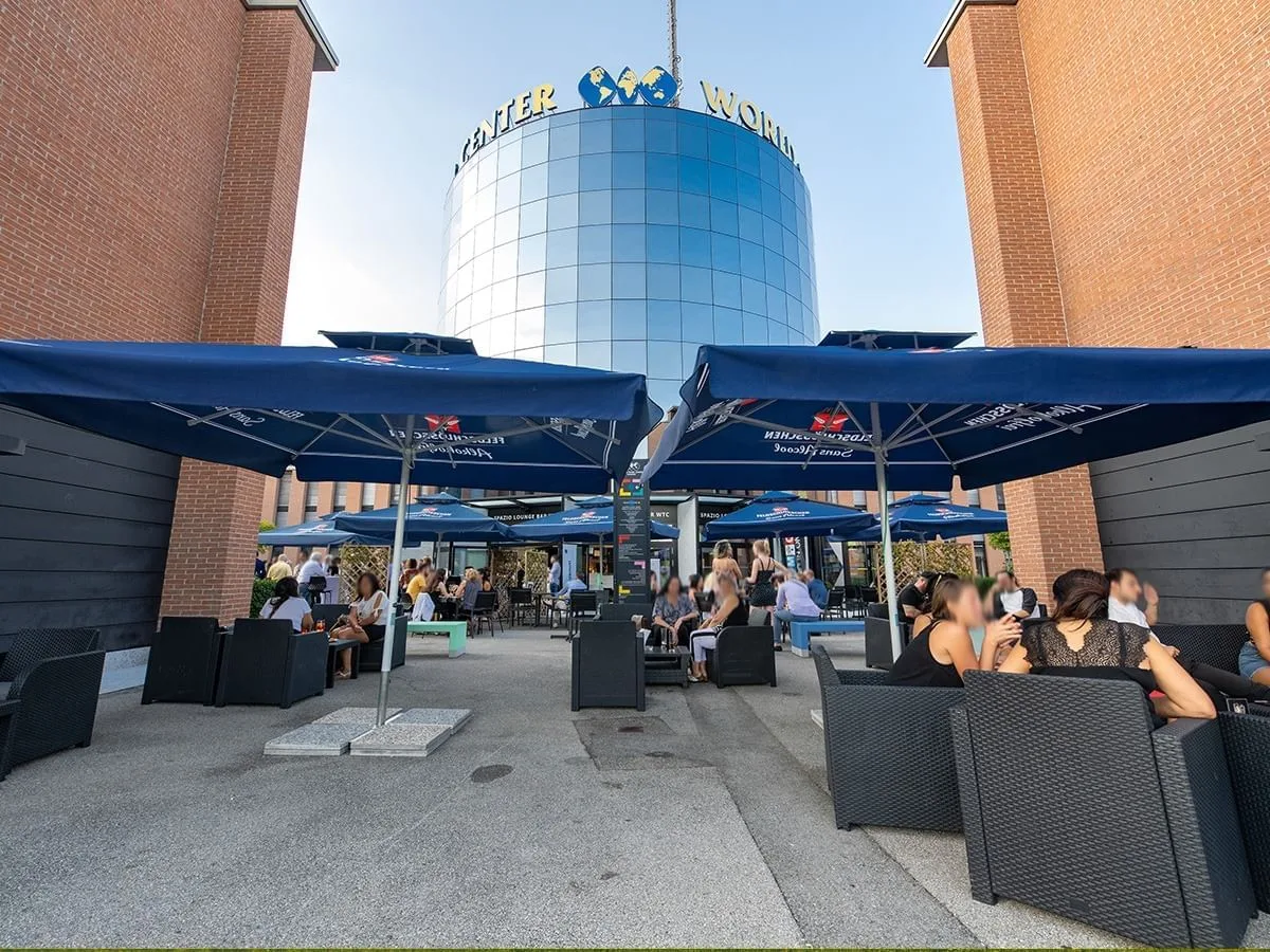 World Trade Center Lugano, Terrasse et espace extérieur, Agno