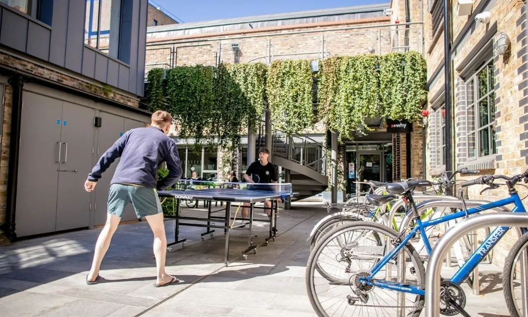x+why Huguenot Place, Terrasse et espace extérieur, Londres
