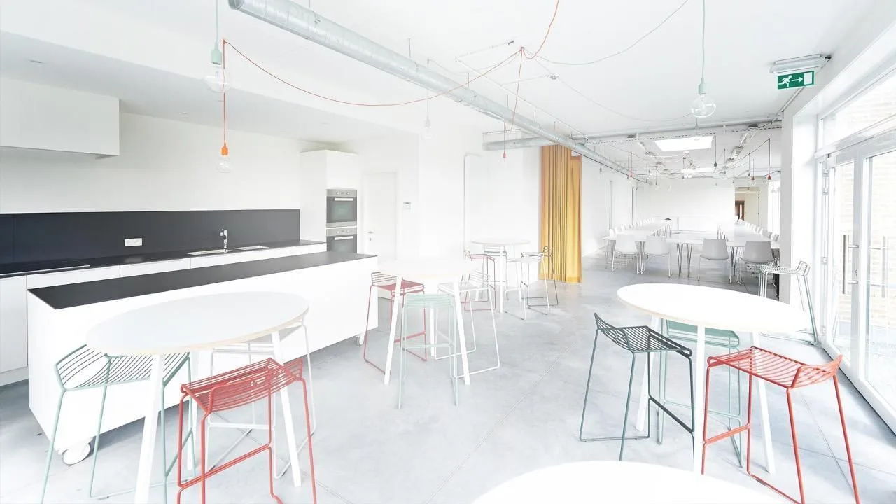 Xoom 168, Cafeteria, Asse