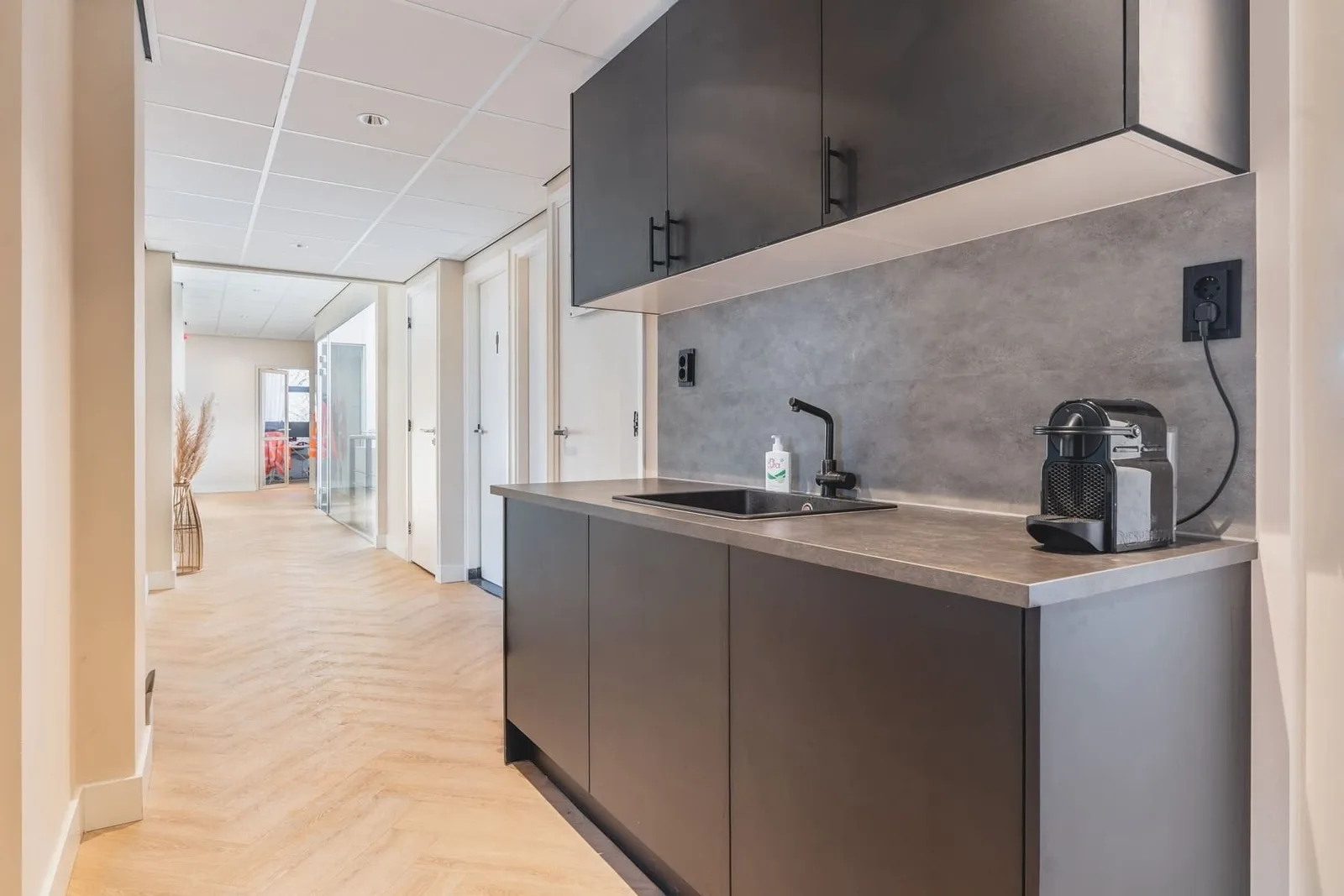 Young Workspaces Zeestraat, Cuisine, La Haye